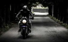 rêver de conduire une moto signification et interprétation dans le grand livre des rêves selon l'islam Ibn Sirin
